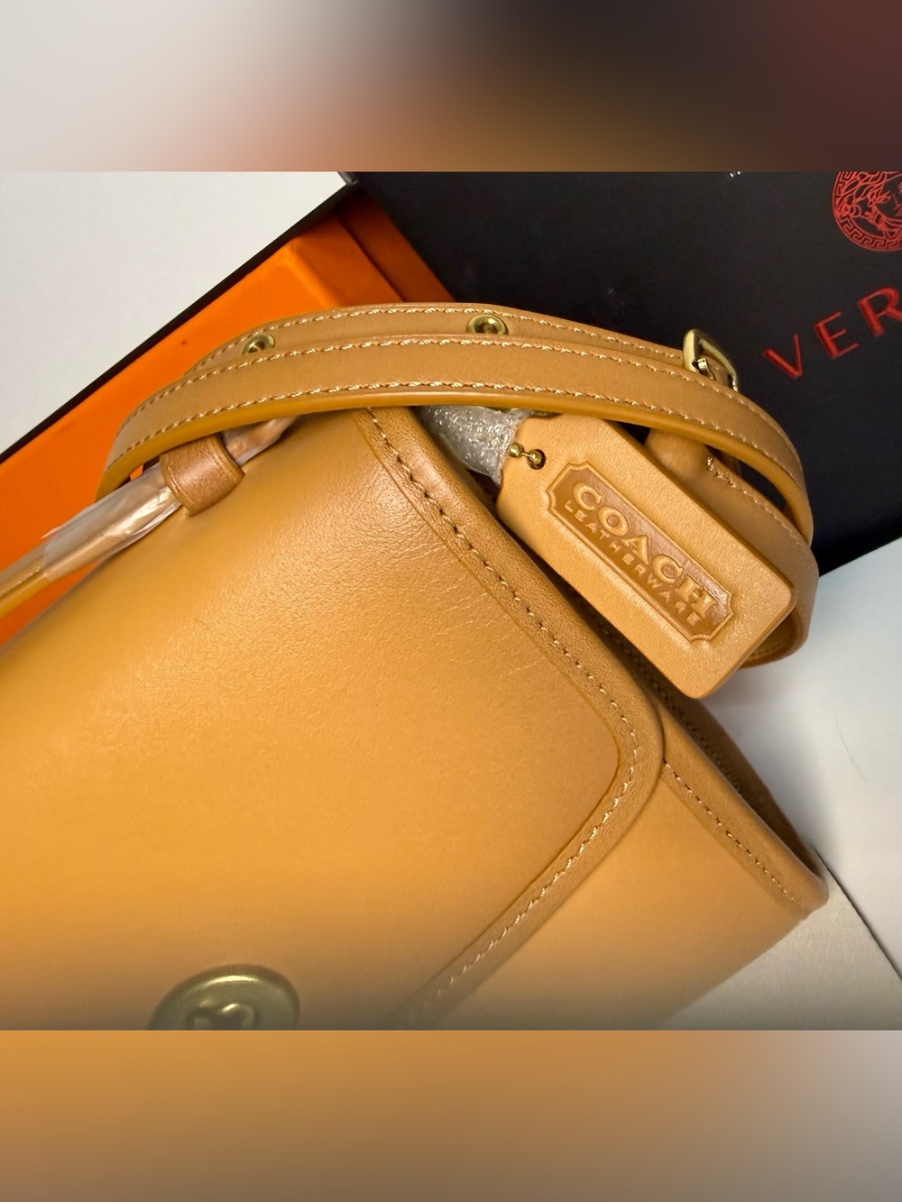 🆕COACH Caramel Leather Turnlock Crossbody - Picture 4 of 17